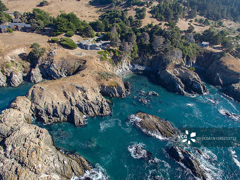 无人机航拍：加利福尼亚州索诺玛-门多西诺太平洋沿岸的房屋，海洋牧场图片素材