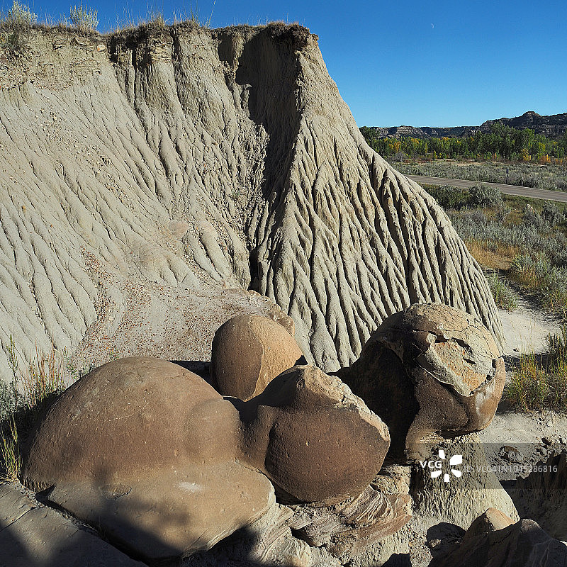 北达科他州小密苏里河沿岸的荒地和炮弹结核图片素材