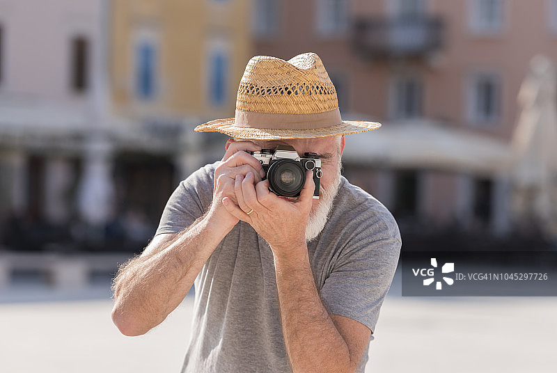 男人用数码相机拍照图片素材
