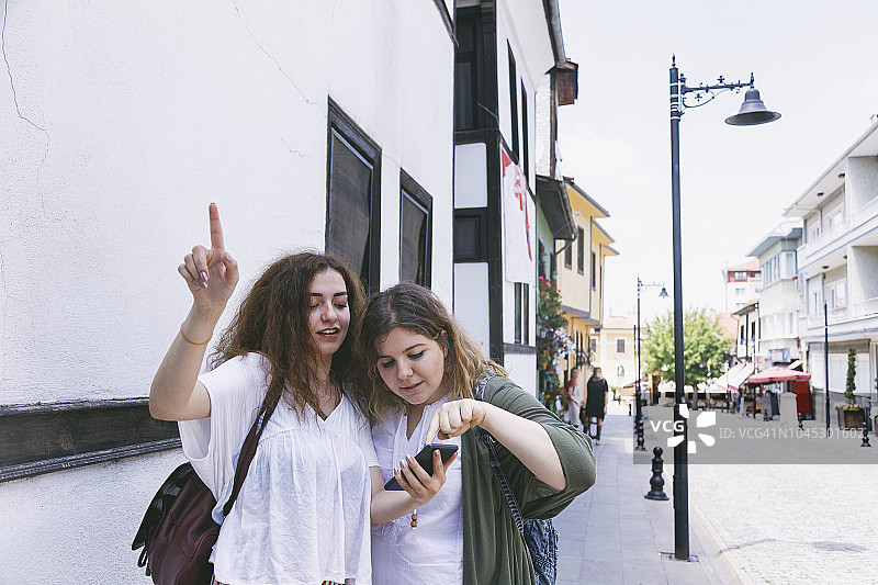 游客在手机上查找奥顿帕扎尔房屋的路线图片素材