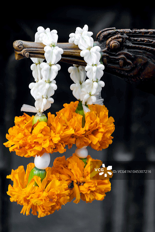 万寿菊花的祭品图片素材