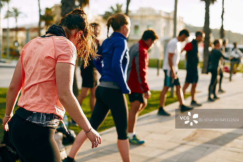 在户外训练课上热身图片素材