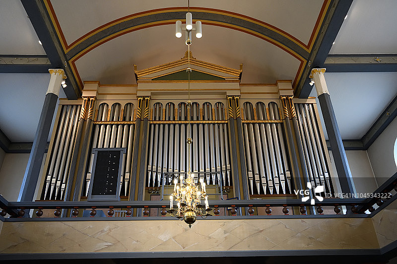 芬兰卡拉约基教堂内部的祭坛图片素材