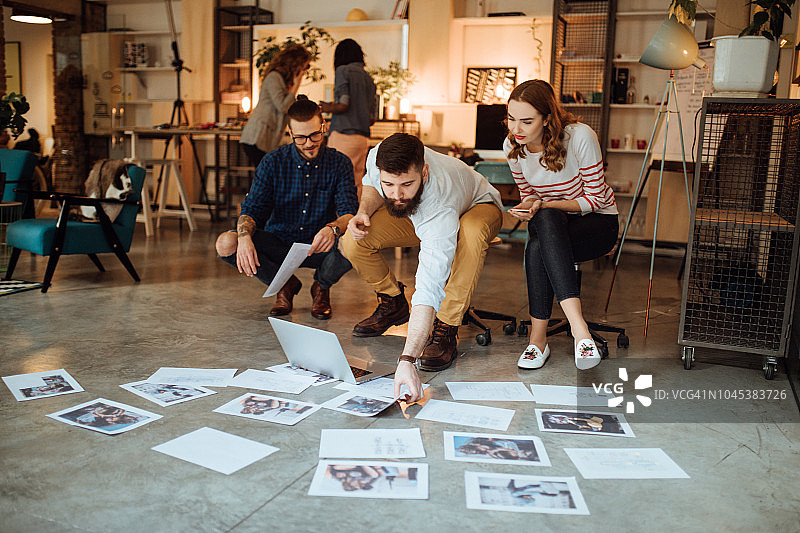 摄影师团队正在进行一个新项目图片素材
