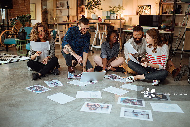 编辑团队制作新杂志图片素材