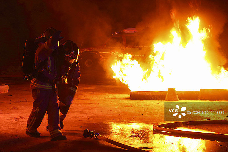 消防员帮助受伤的朋友图片素材