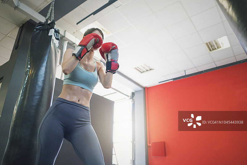 挥汗如雨的拳击图片素材