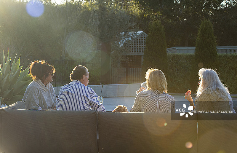 户外群体享用葡萄酒图片素材