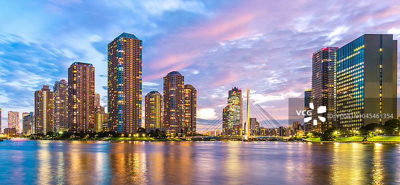 东京晴空塔和隅田川夜景图片素材