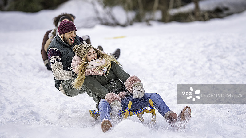 男子从雪橇上摔下来图片素材