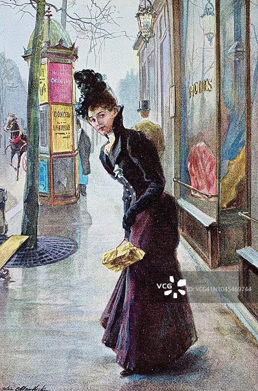 优雅年轻女士街头手持礼盒图片素材