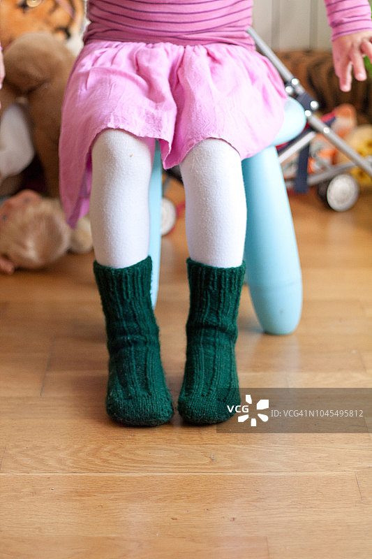 穿着绿色羊毛袜的女孩的脚图片素材