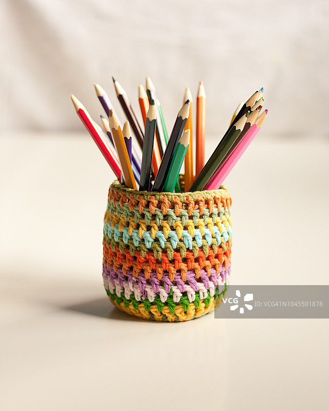 装有彩色笔的彩色钩针花瓶图片素材