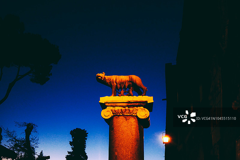 夜晚的罗穆路斯和雷穆斯雕塑图片素材