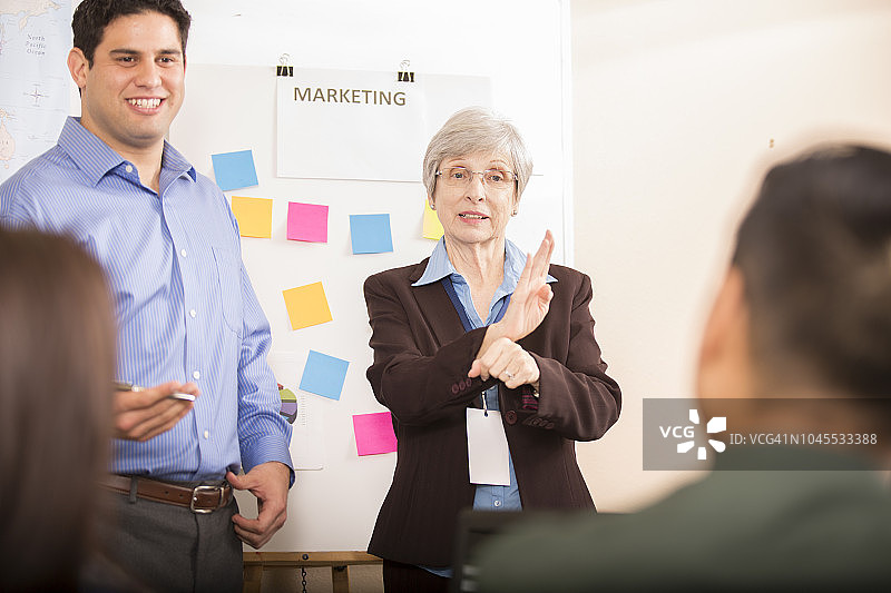 商务会议期间的手语翻译图片素材