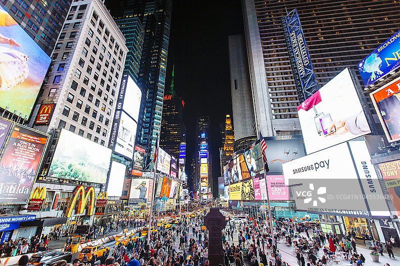 纽约时代广场夜景：灯火通明的广告牌图片素材