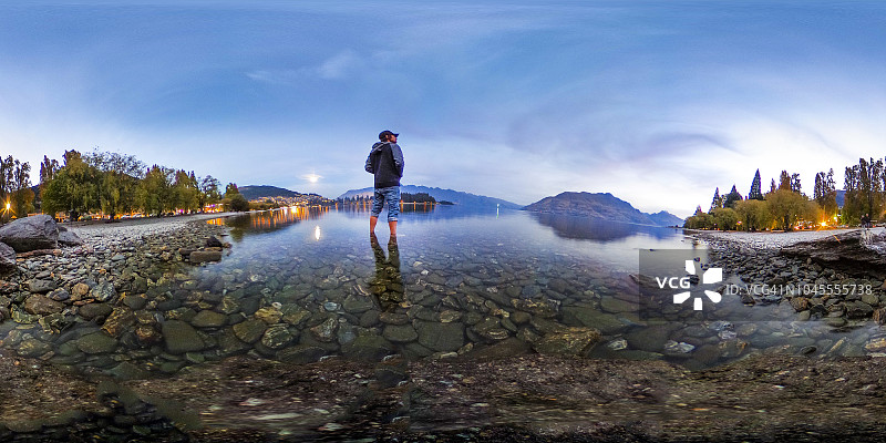 2017年4月新西兰皇后镇瓦卡蒂普湖日落美景360度视角图片素材