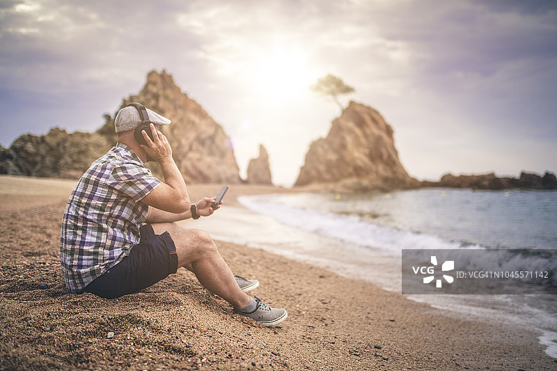 在海滩上享受音乐的孤独图片素材