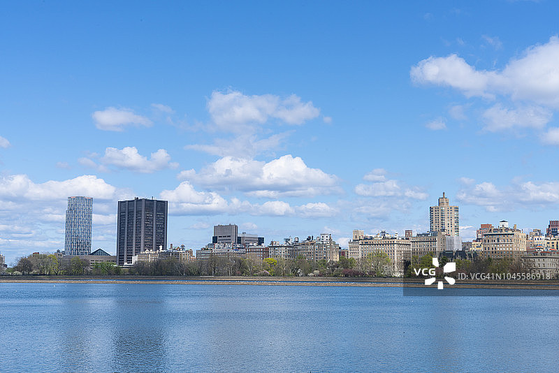 2018年4月29日，云朵掠过美国纽约中央公园水库和中央公园东区住宅图片素材