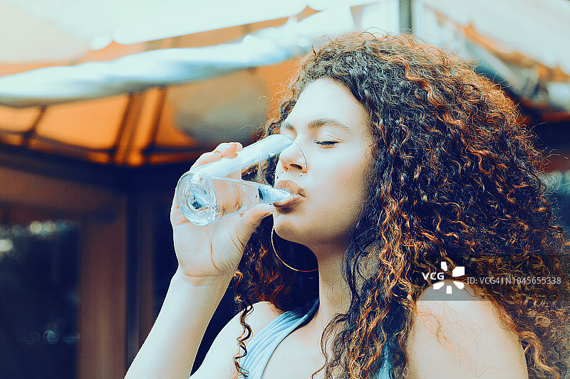 喝水的年轻漂亮女人图片素材