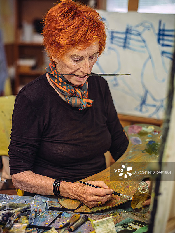 工作中的资深女性艺术家图片素材