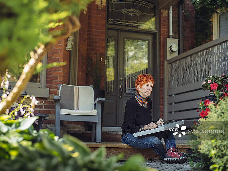 工作中的资深女性艺术家图片素材