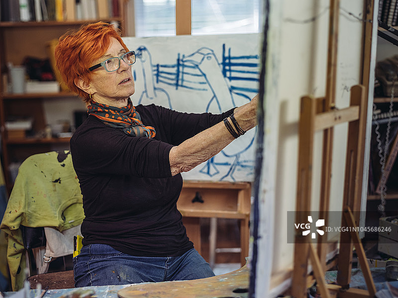 工作中的资深女性艺术家图片素材