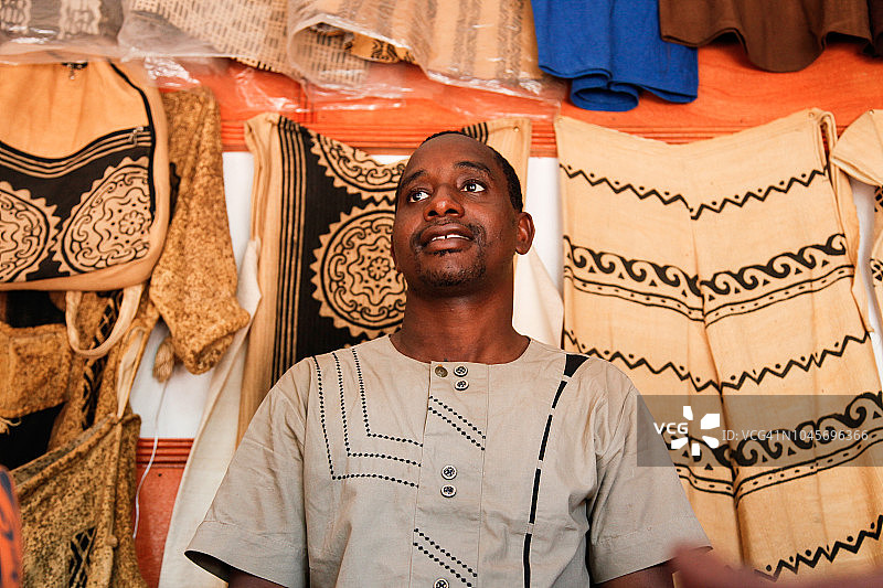 男人站在商店里图片素材