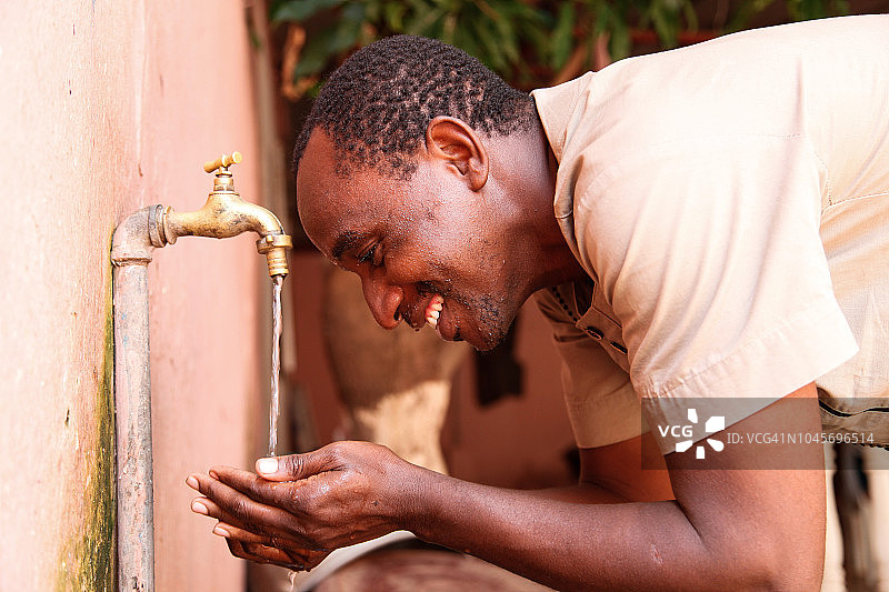 微笑的男人在喝水图片素材