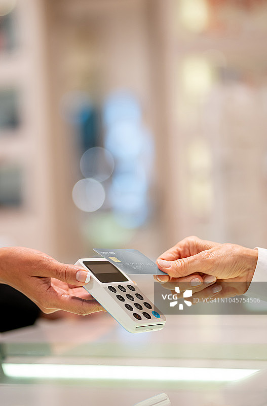 女人在珠宝店刷卡支付特写图片素材