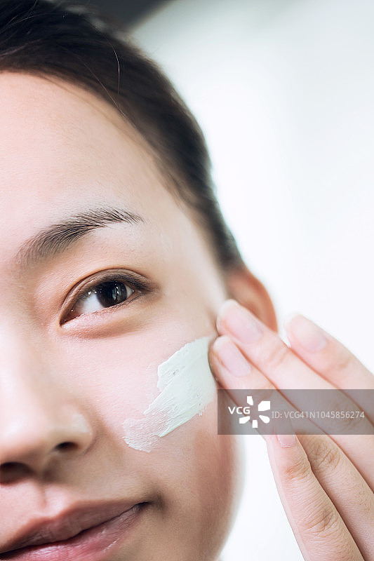 敷面膜的中国年轻女人图片素材