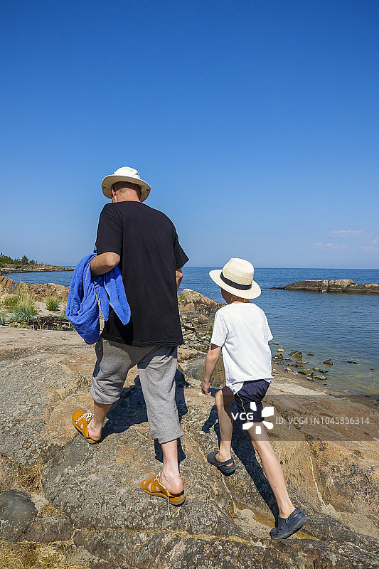 父子在岩石上行走图片素材