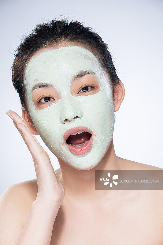 做面部护理的亚洲年轻女性图片素材