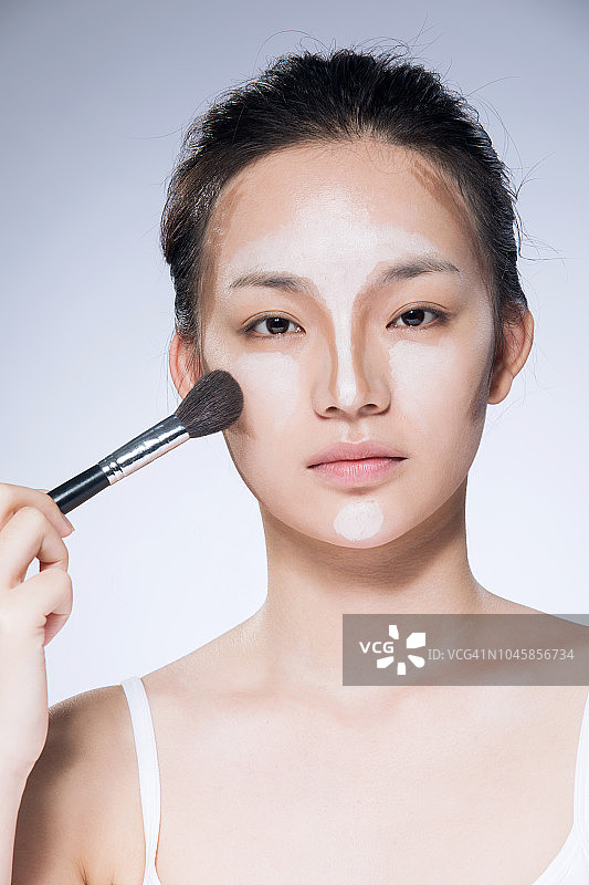 年轻女人在化妆图片素材