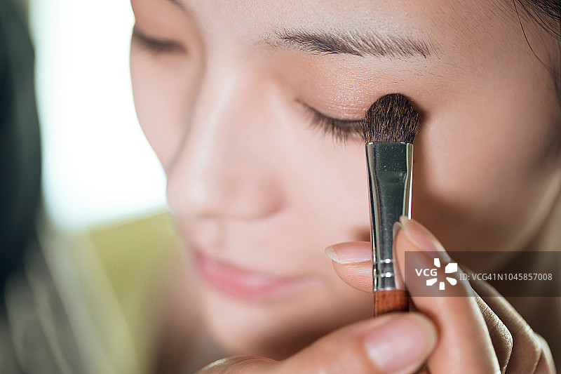 年轻女人在化妆图片素材