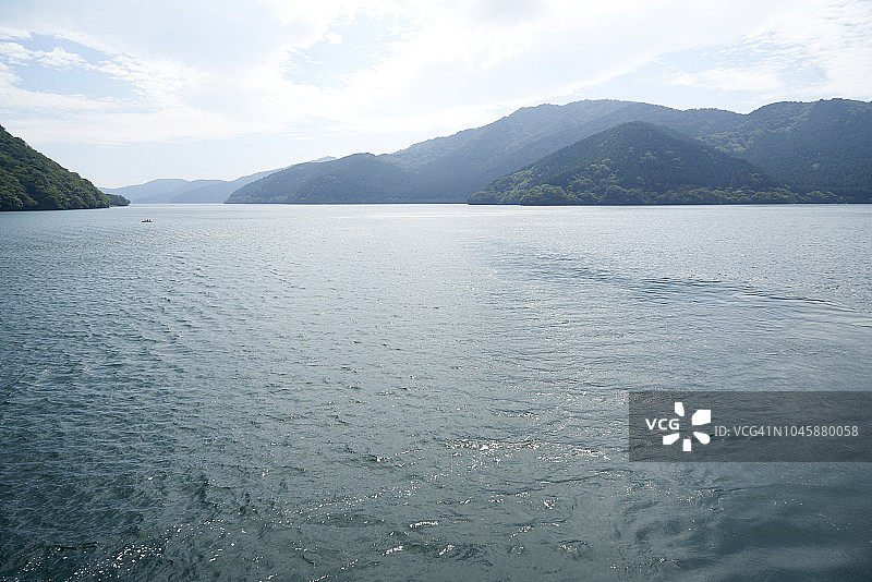 日本箱根观光游船所见的芦之湖未开发湖岸图片素材