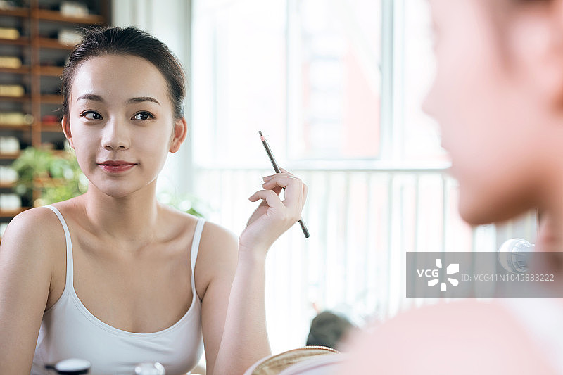 年轻女人在化妆图片素材