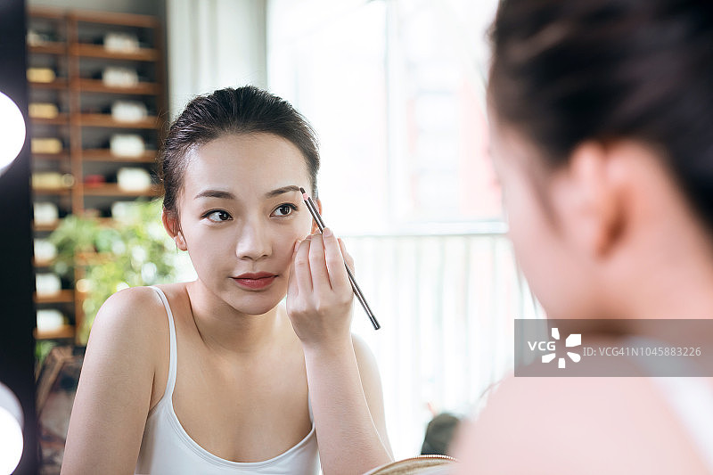 年轻女人在化妆图片素材