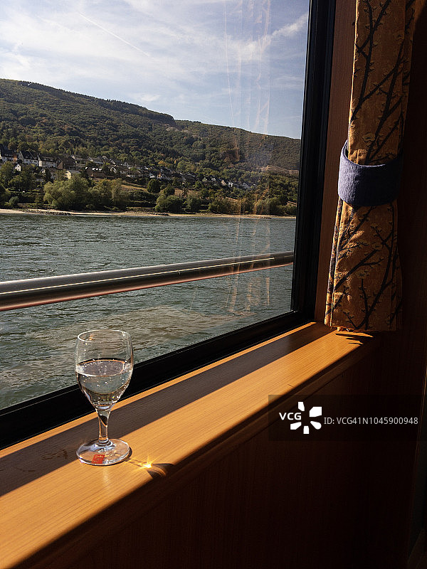 从莱茵河谷游船窗口眺望吕德斯海姆景色图片素材