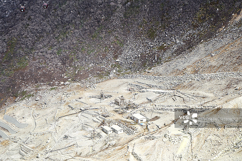 从箱根索道看到的日本箱根壮观火山地貌与硫磺烟雾图片素材