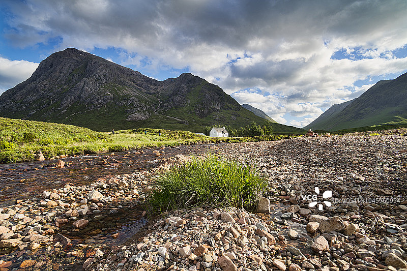 苏格兰高地地区，格伦科，布卡耶蒂夫莫尔山和黑石小屋，库珀尔河图片素材