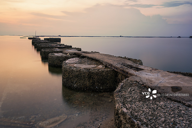 海边的旧混凝土化粪池图片素材