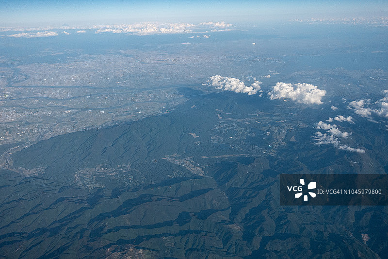飞机航拍的日本伊势湾和铃鹿山脉图片素材