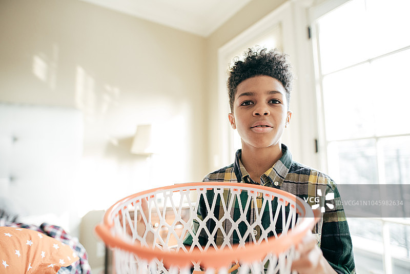 拿着玩具篮的男孩图片素材