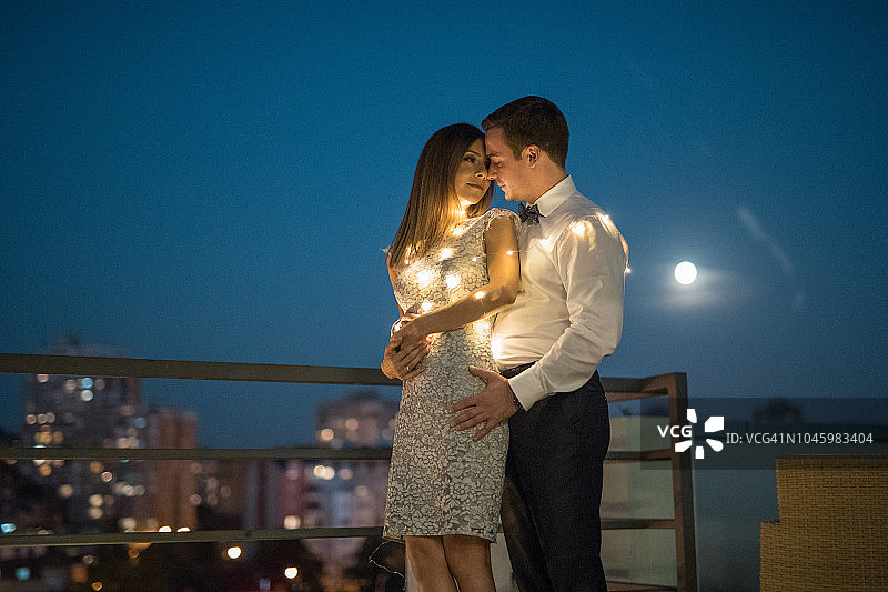 沉浸在爱河中的新娘和新郎图片素材