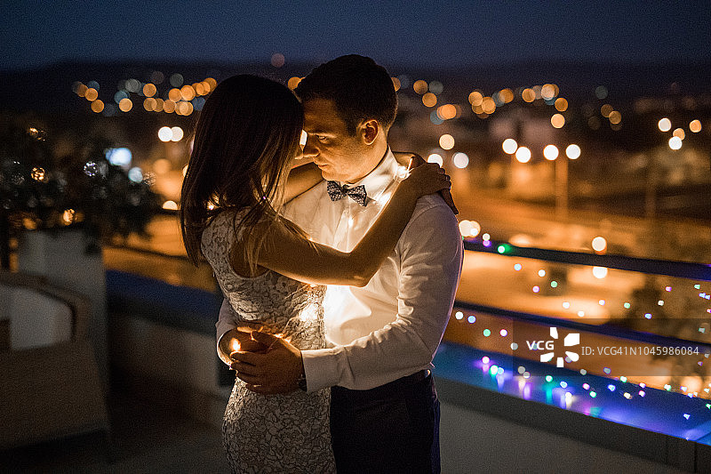 沉浸在爱河中的新娘和新郎图片素材