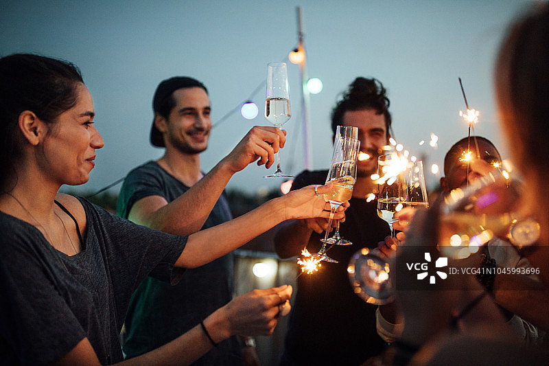 不同种族的朋友在屋顶派对上享受图片素材