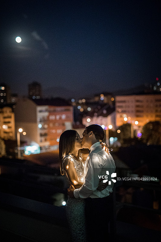 沉浸在爱河中的新娘和新郎图片素材