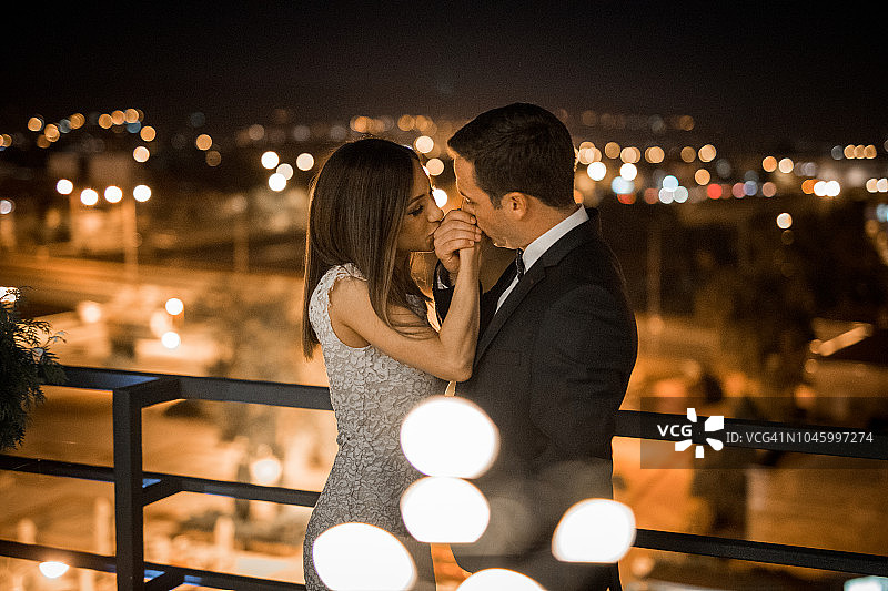 沉浸在爱河中的新娘和新郎图片素材