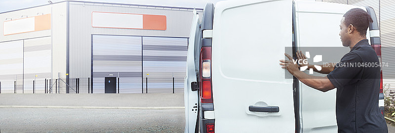 服务工程师关面包车门图片素材